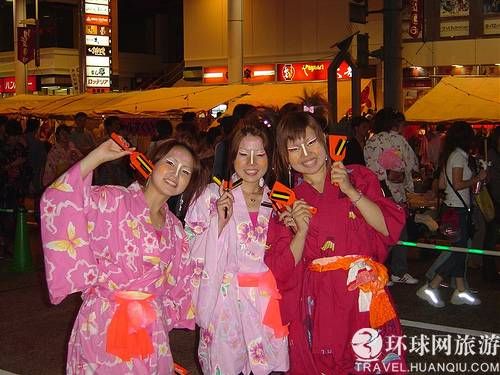 实拍日本人夏天穿浴袍上街