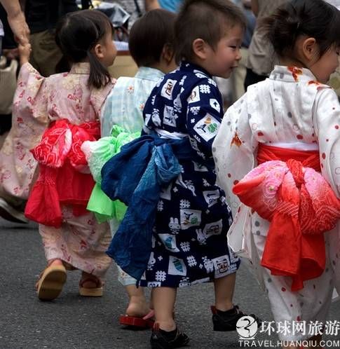 实拍日本人夏天穿浴袍上街