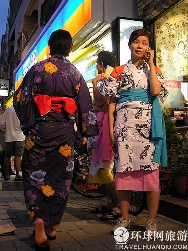 实拍日本人夏天穿浴袍上街
