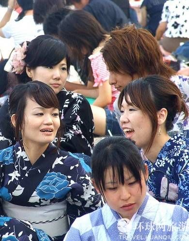 实拍日本人夏天穿浴袍上街