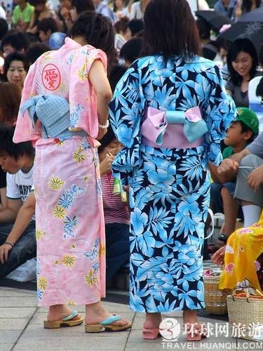 实拍日本人夏天穿浴袍上街