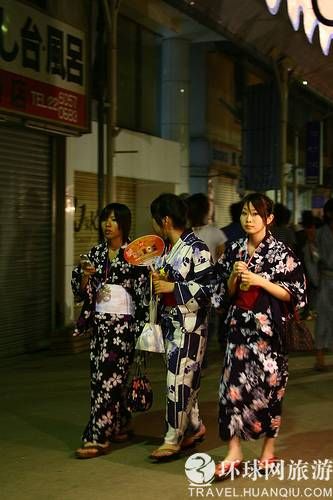 实拍日本人夏天穿浴袍上街