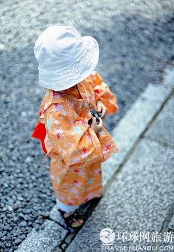 实拍日本人夏天穿浴袍上街