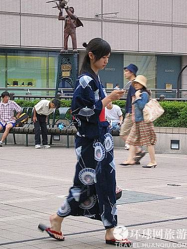 实拍日本人夏天穿浴袍上街