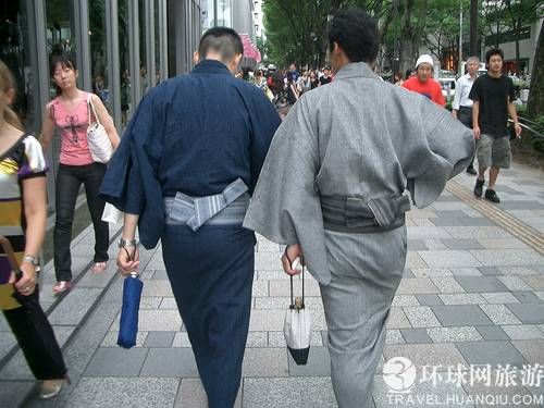 实拍日本人夏天穿浴袍上街