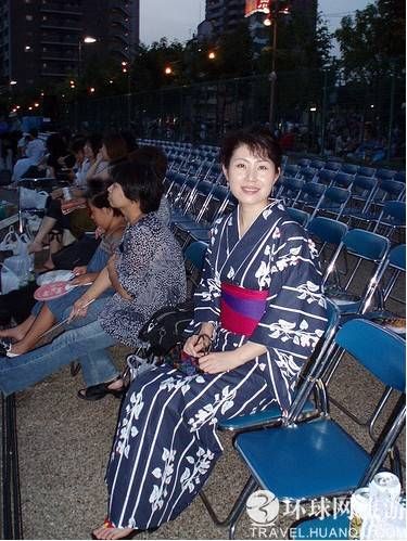 实拍日本人夏天穿浴袍上街