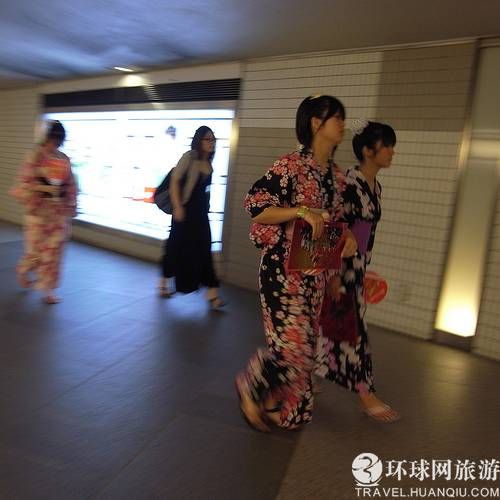 实拍日本人夏天穿浴袍上街