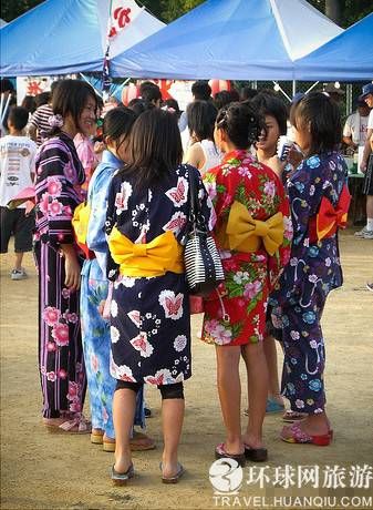 实拍日本人夏天穿浴袍上街