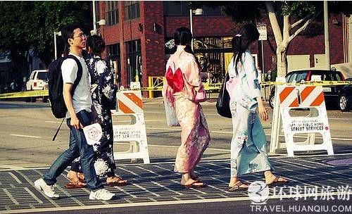 实拍日本人夏天穿浴袍上街