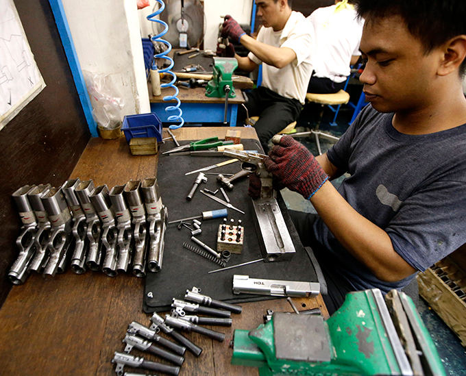 比最大の軍需工場を密着　月1万5000丁の拳銃を生産