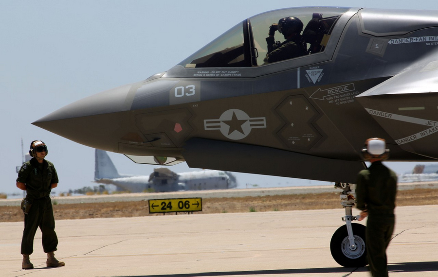 美国海军陆战队装备首架F-35B战机