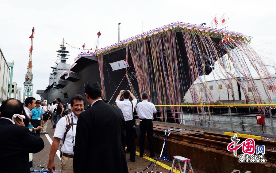 日本の最新ヘリ空母「いずも」が進水　戦後最大