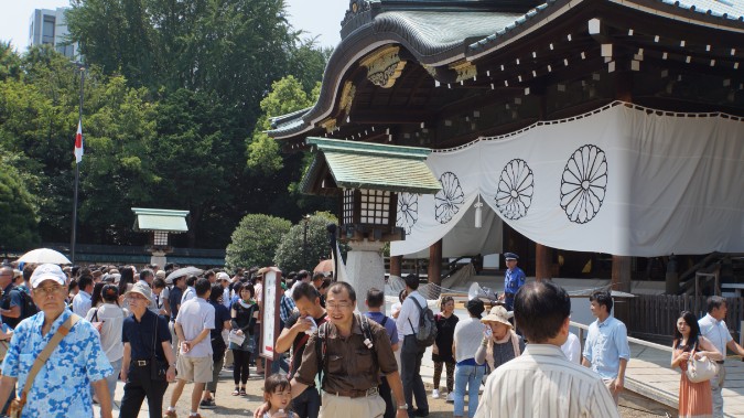 日本内阁成员参拜靖国神社现场图