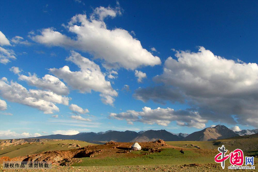 高原草甸上牧民搭起了毡房。　中国网图片库　蔡增乐　摄影