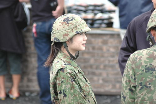 女性自衛官、日本最大規模の実弾射撃訓練に参加