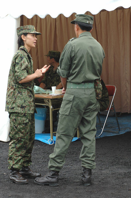 女性自衛官、日本最大規模の実弾射撃訓練に参加