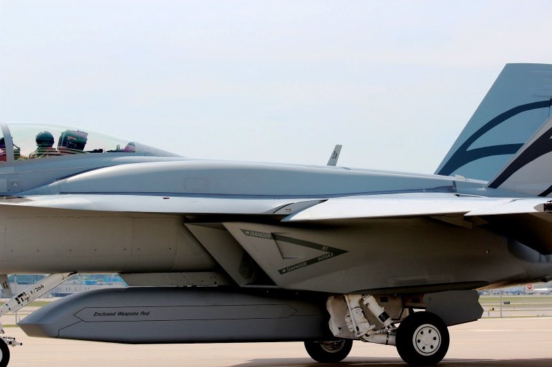 F-18改良版が公開　外装式閉鎖型ウェポンポッドを搭載