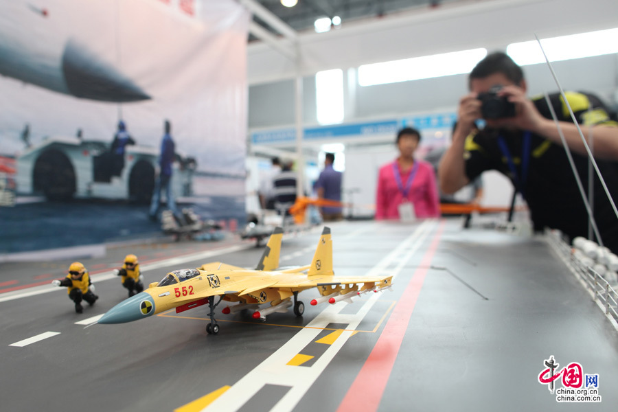 2013年9月5日，天津，直博会展区的中国航母“辽宁舰”模型成为现场焦点。