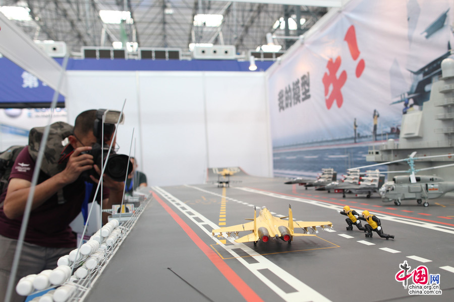 2013年9月5日，天津，直博会展区的中国航母“辽宁舰”模型成为现场焦点。