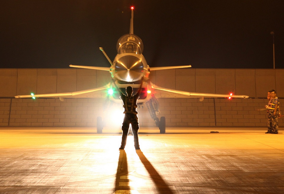 映画さながらのスペクタクル　戦闘機J-10昼夜通しての飛行訓練