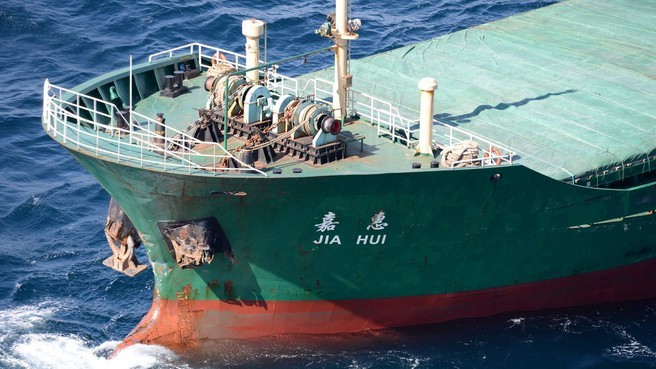 日本货船被撞翻 扣下中国船长