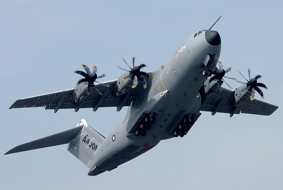 エアバス、フランスに1機目のA400M輸送機を納入