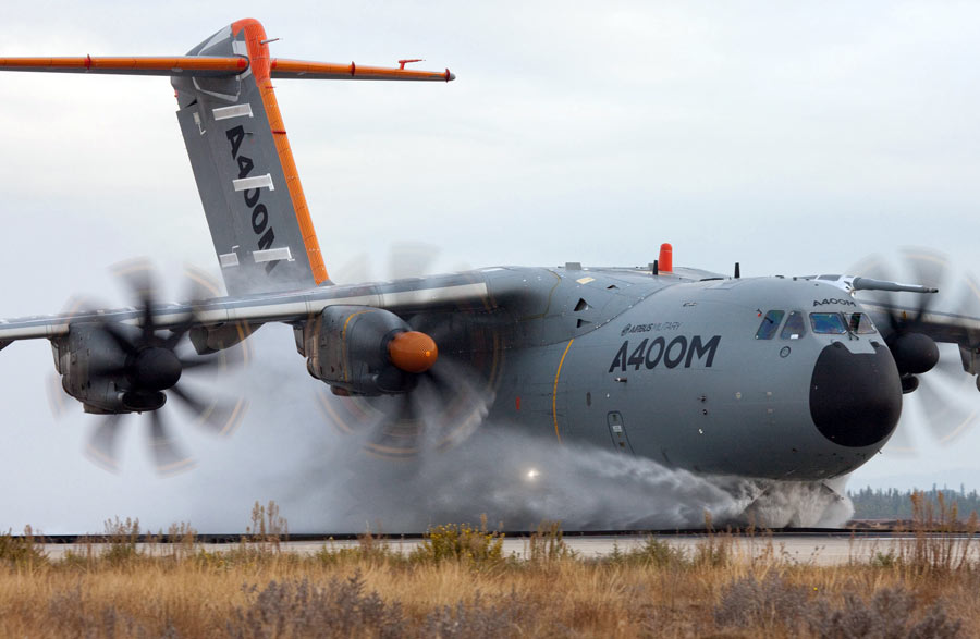 エアバス、フランスに1機目のA400M輸送機を納入