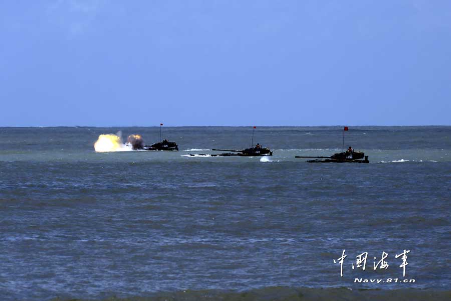 中国海軍陸戦隊、装甲車による海上射撃訓練を実施