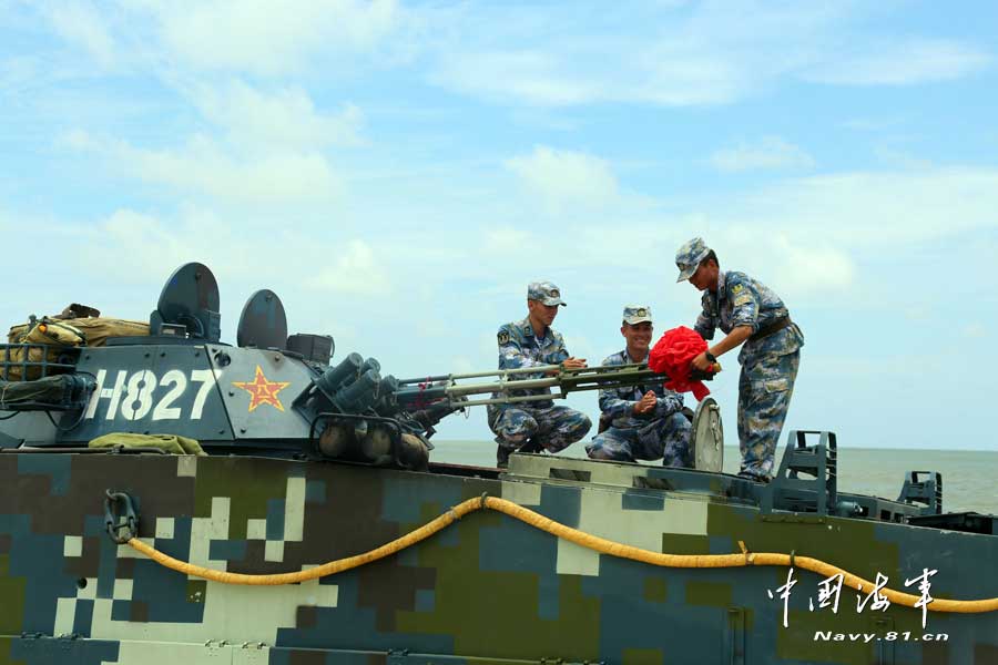 中国海軍陸戦隊、装甲車による海上射撃訓練を実施