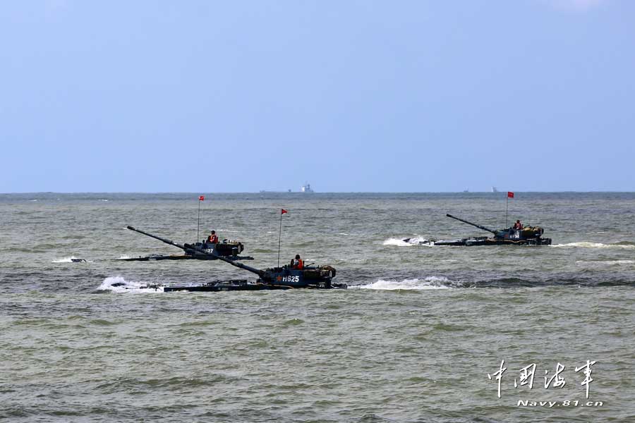 中国海軍陸戦隊、装甲車による海上射撃訓練を実施