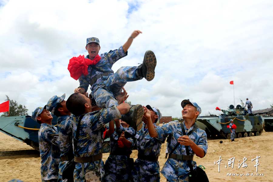 中国海軍陸戦隊、装甲車による海上射撃訓練を実施