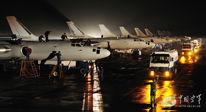 J-10戦闘機、実戦環境の空中給油訓練を実施
