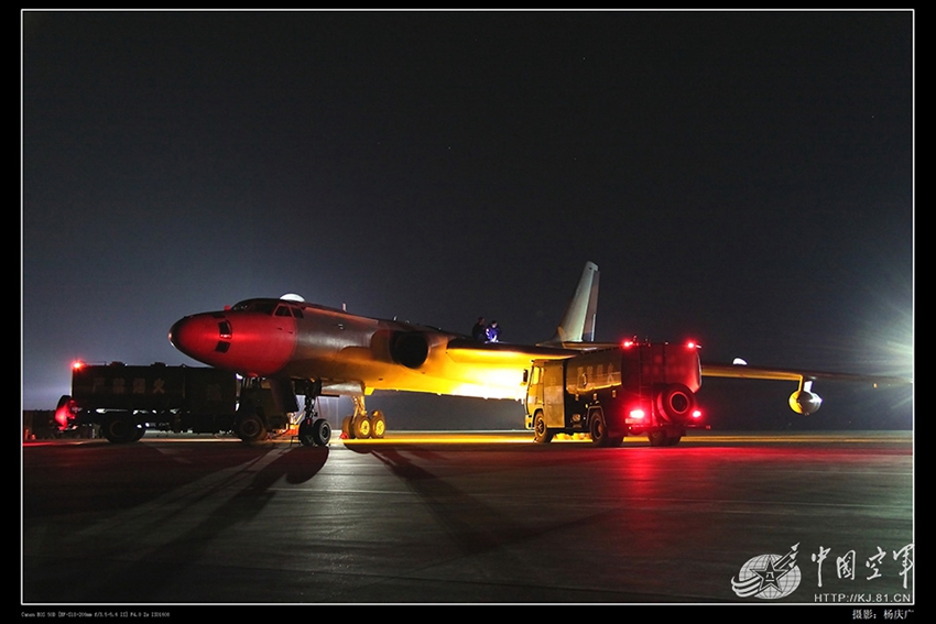 J-10戦闘機、実戦環境の空中給油訓練を実施