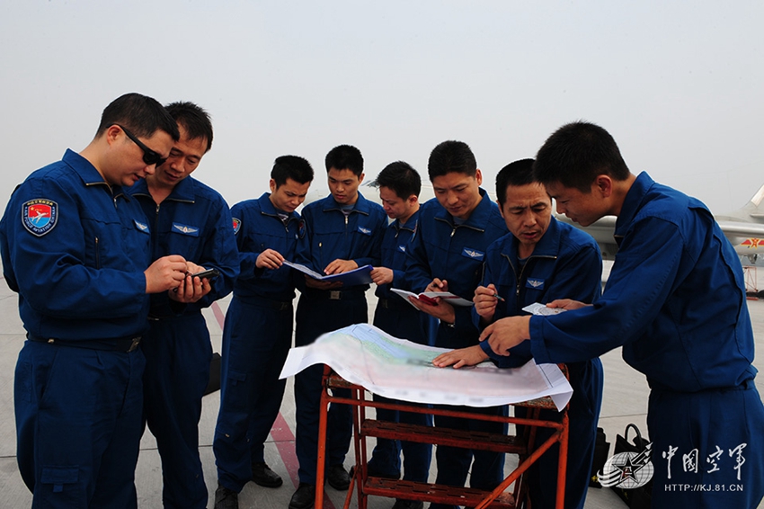 J-10戦闘機、実戦環境の空中給油訓練を実施