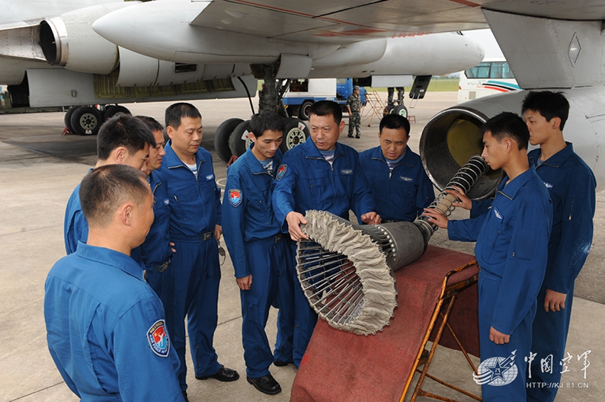 J-10戦闘機、実戦環境の空中給油訓練を実施