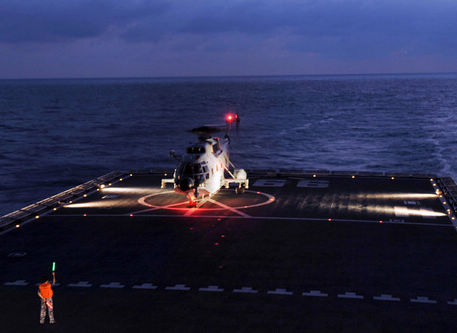 アテン湾での夜間着艦訓練 中国護衛艦隊の大動作