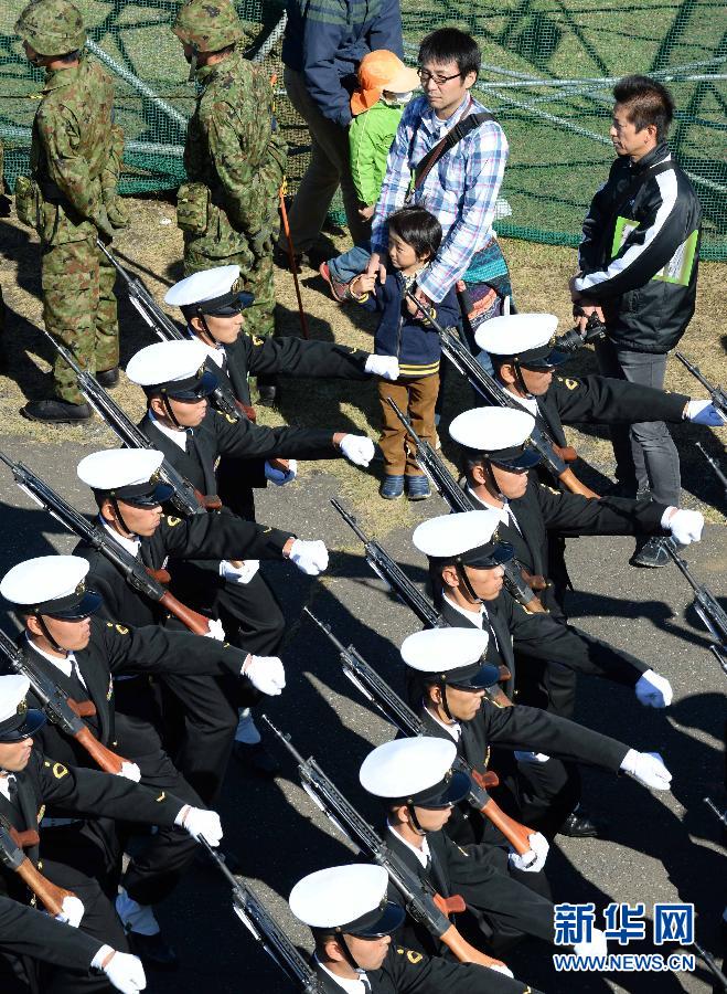 日本の自衛隊、13年度観閲式を実施