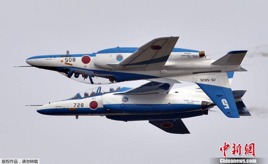 日本空自の華麗なアクロバット飛行＝毎年恒例の航空祭で