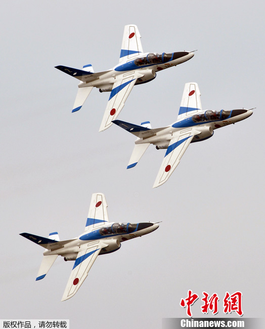 日本空自の華麗なアクロバット飛行＝毎年恒例の航空祭で