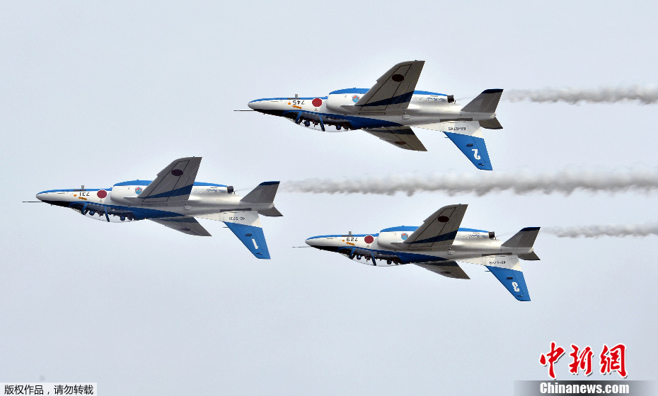 日本空自の華麗なアクロバット飛行＝毎年恒例の航空祭で