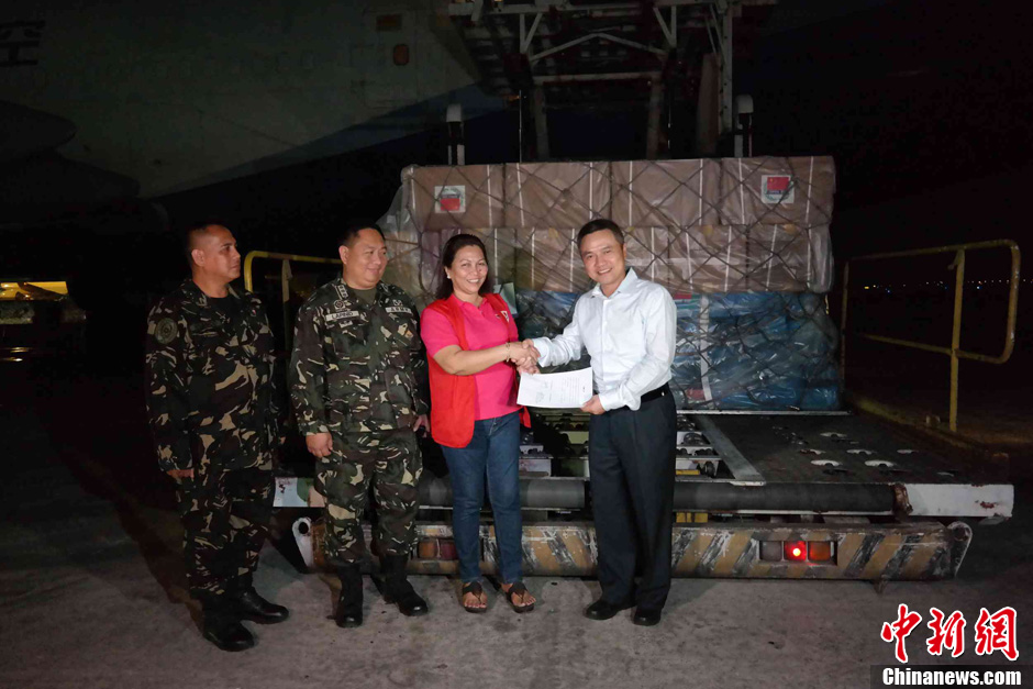 中国援助救灾物资运抵菲律宾[组图]