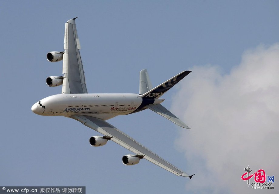 ドバイ航空ショー　最新鋭航空機が勢ぞろい