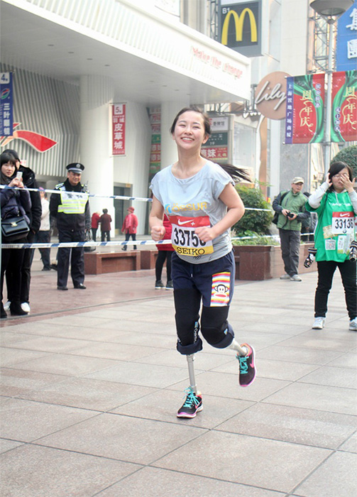 地震失去双腿舞蹈老师跑完马拉松全程 网友称赞