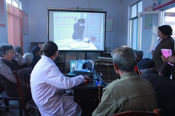 沂源県　プロジェクター使った救急の授業が村民に人気
