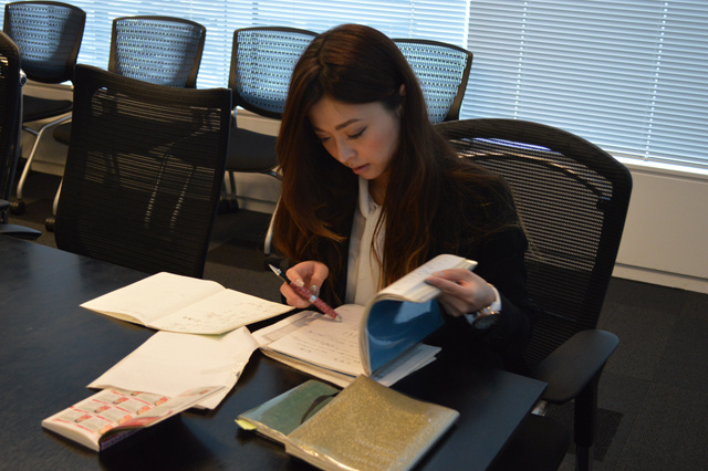 日本美女占卜师预测足球比分 神准堪比女巫