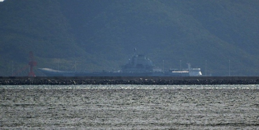 新しい写真!三亜の基地に停泊する「遼寧艦」