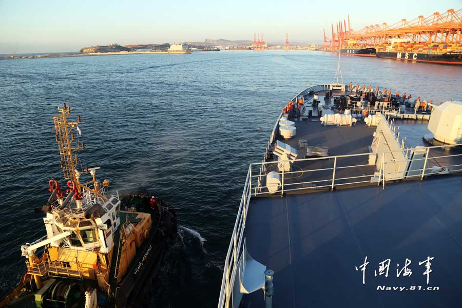 中国海軍揚陸艦「井岡山」、アデン湾で補給作業