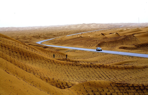 新疆初の砂漠高速道路が開通