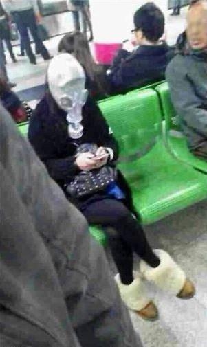 雾霾太严重？韩国女子竟戴防毒面具乘地铁韩国网络截图