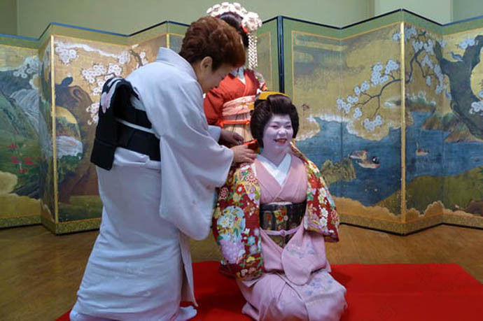 日本艺妓为客人提供的特色服务